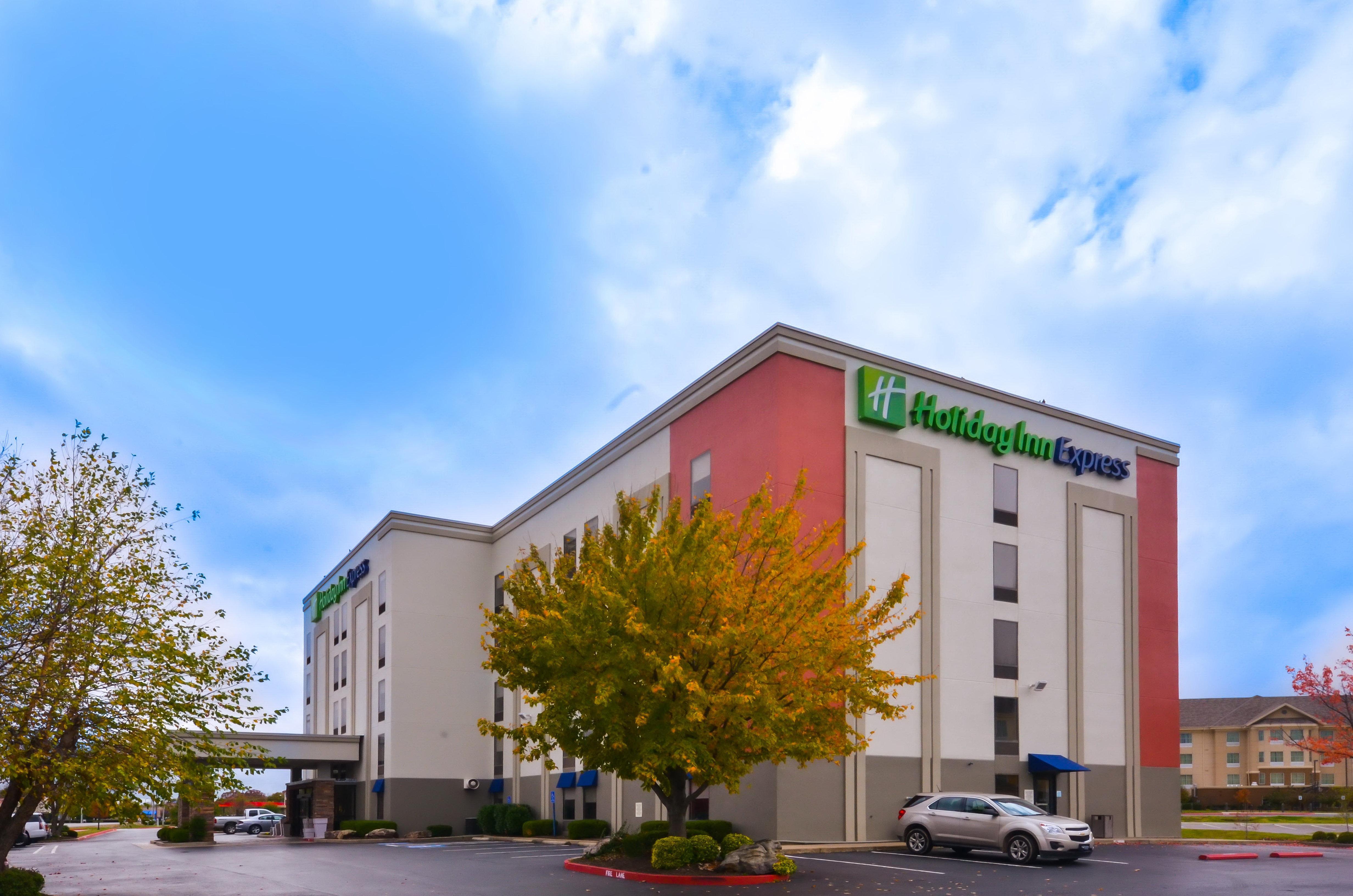 Holiday Inn Express & Suites Fayetteville University Of Arkansas Area By Ihg Exteriör bild